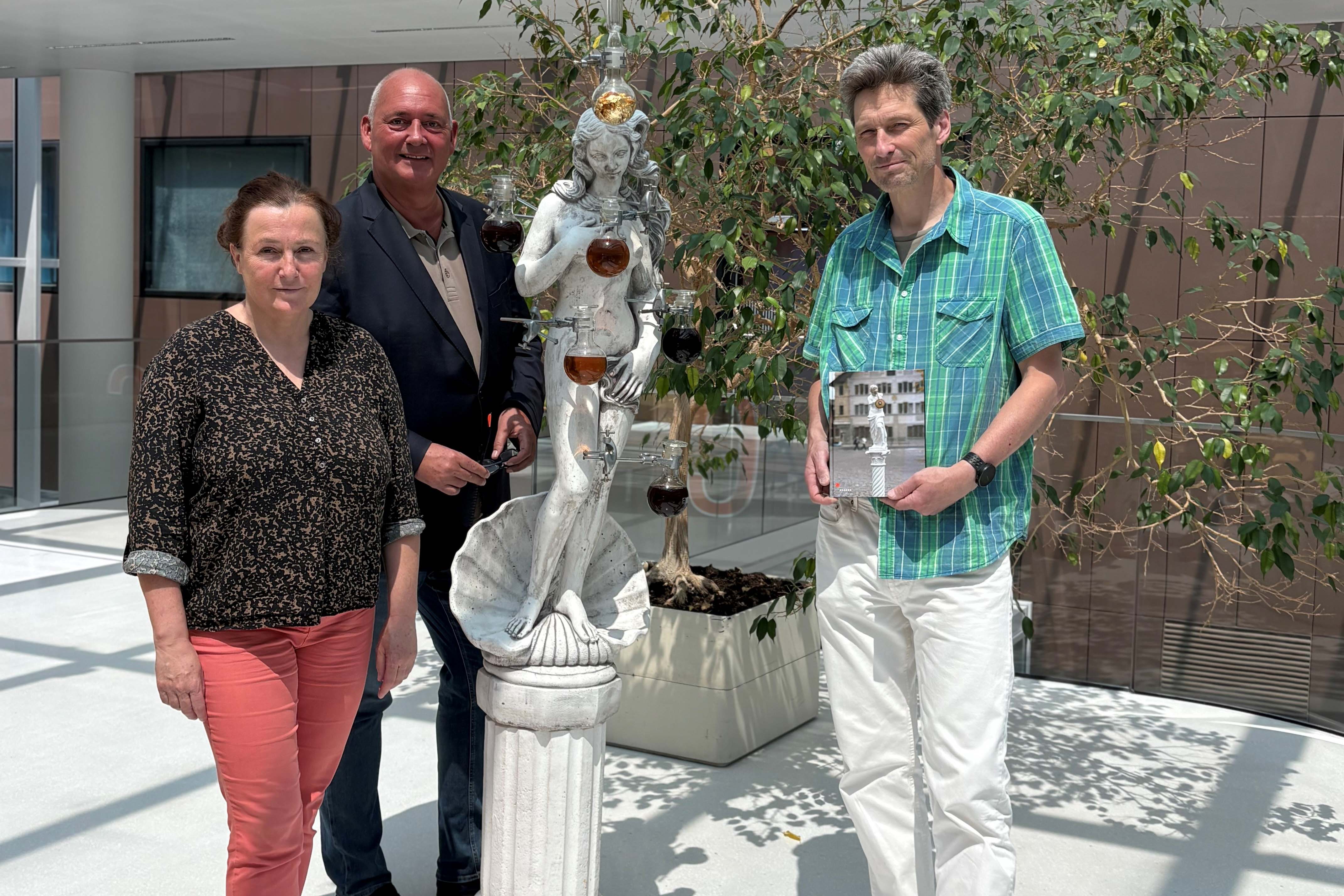 Gruppenfoto bei der Skulptur