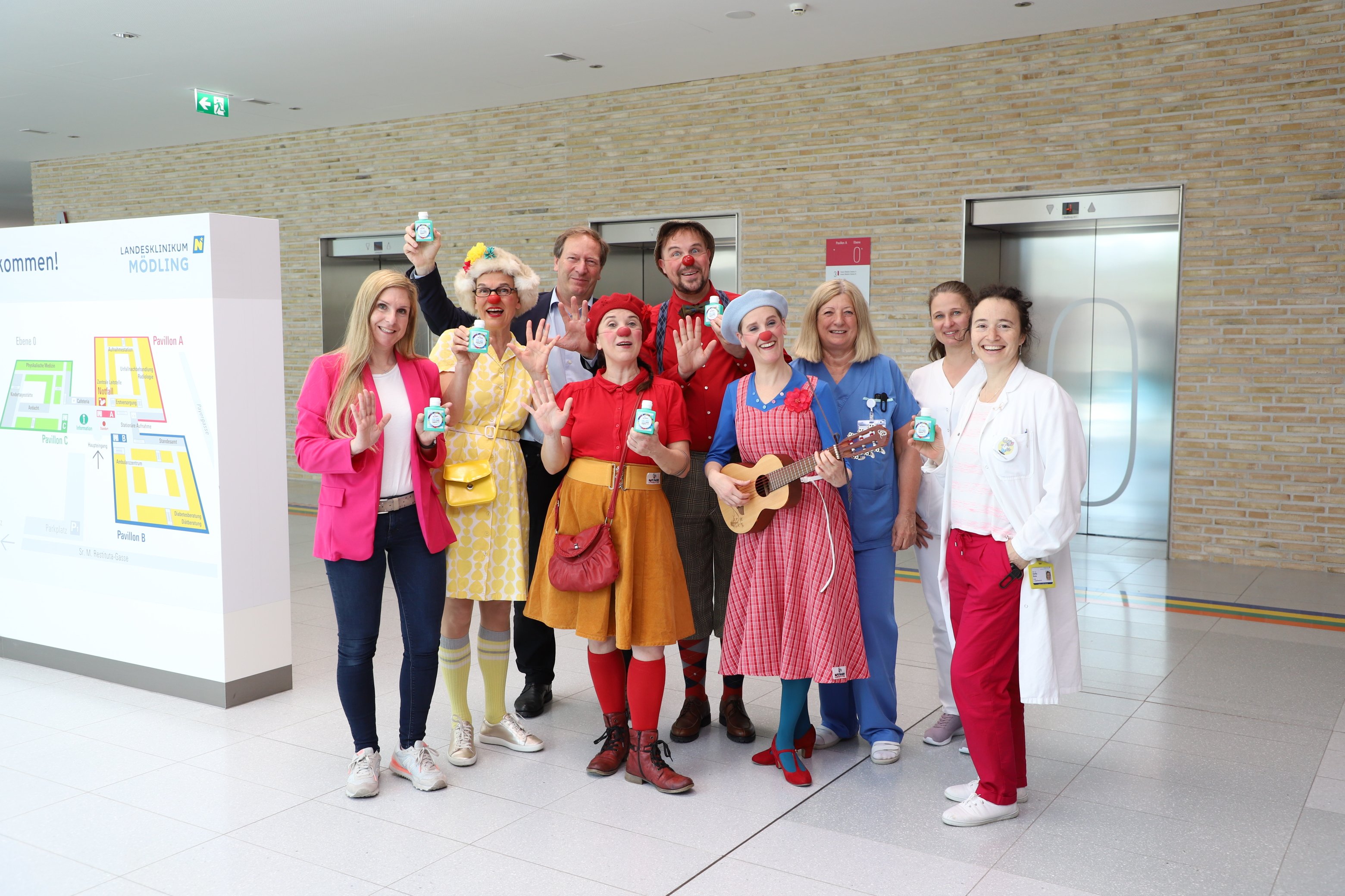 Gruppenbild beim Besuch der Rote Nasen Clowndoctors im Landesklinikum Mödling
