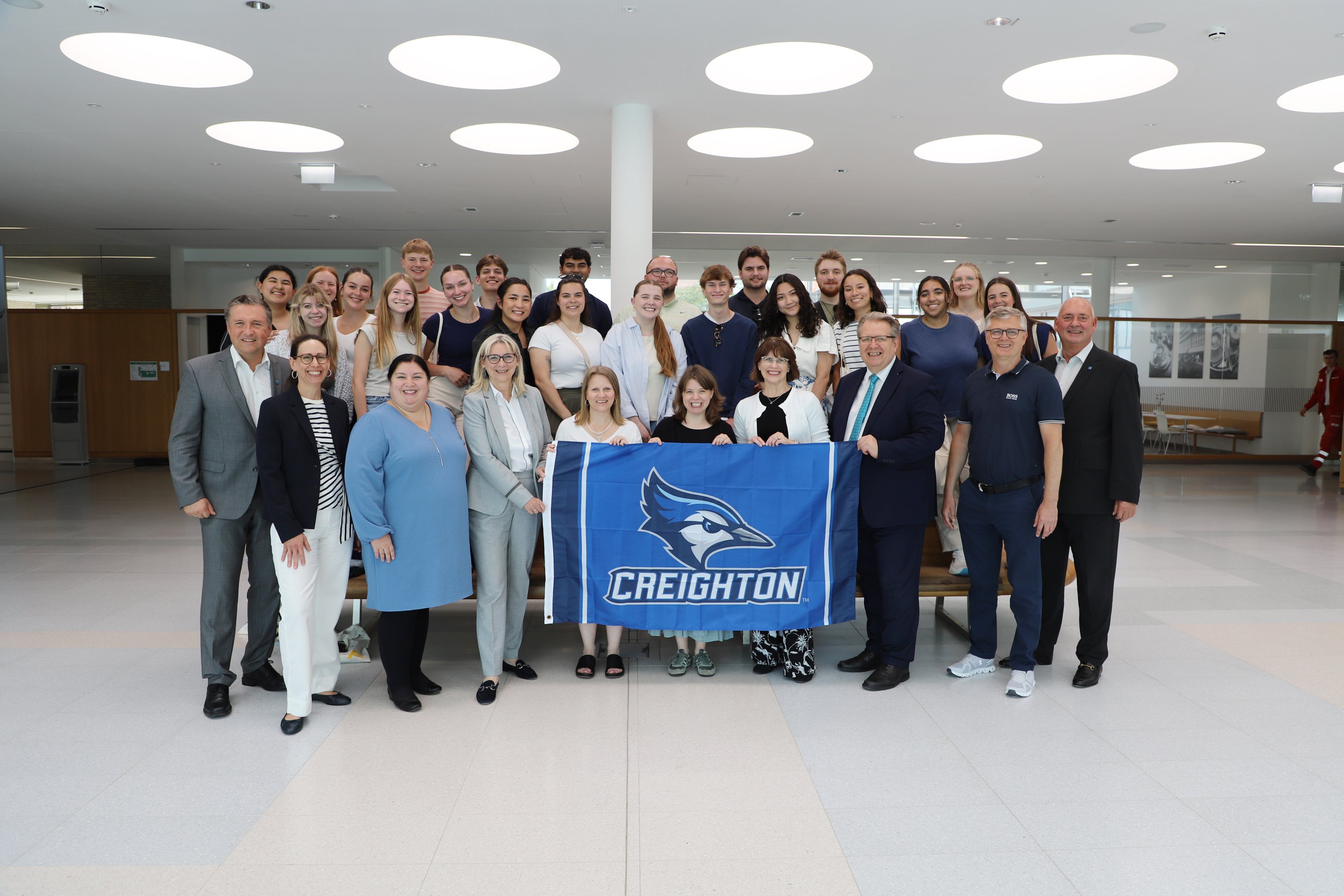 Gruppenbild Vertreter des Landesklinikum mit Universität