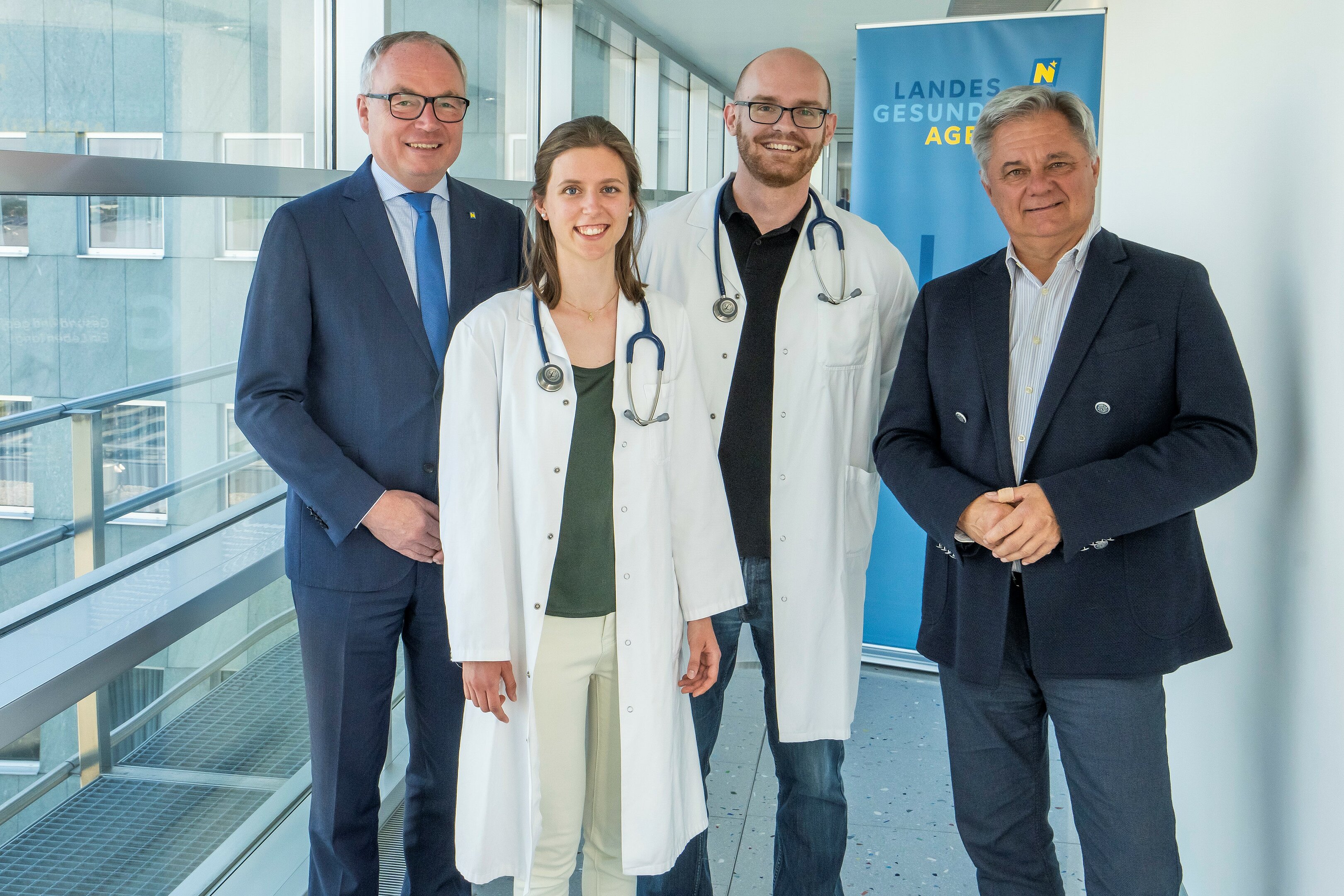 LH-Stellvertreter Pernkopf und Direktor Klamminger mit KPJ-AbsolventInnen